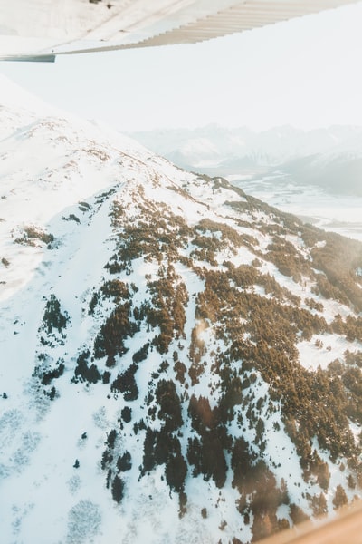 空中山覆盖着雪的照片
